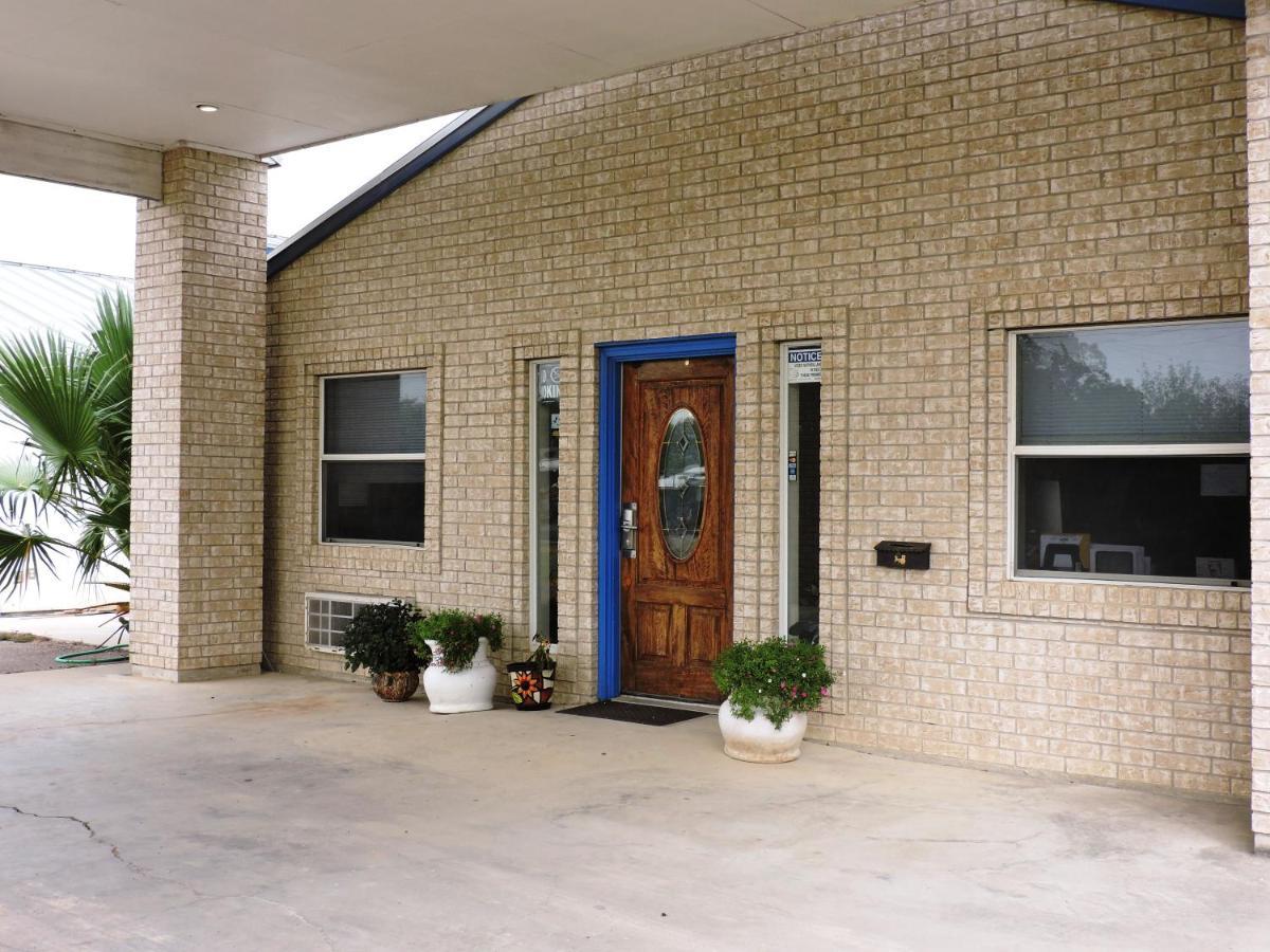 Riata Inn - Crystal City Exterior photo